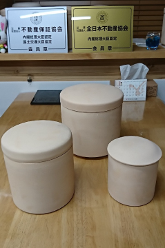 湿気に強い素焼き骨壷、最後の親孝行です 水のたまらない素焼き骨壷