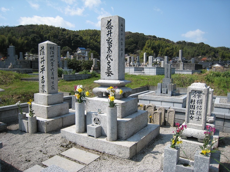 丁寧なお墓掃除をお約束致します。社員一同、誠意をもってご対応させて頂きます お墓の管理代行